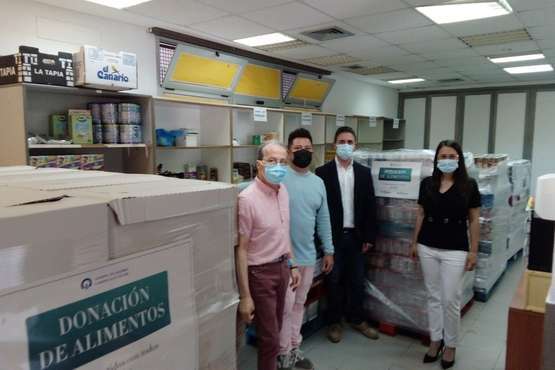  Las Terrazas y Socimi donan seis toneladas de alimentos al colectivo Casañas Gil/TA.